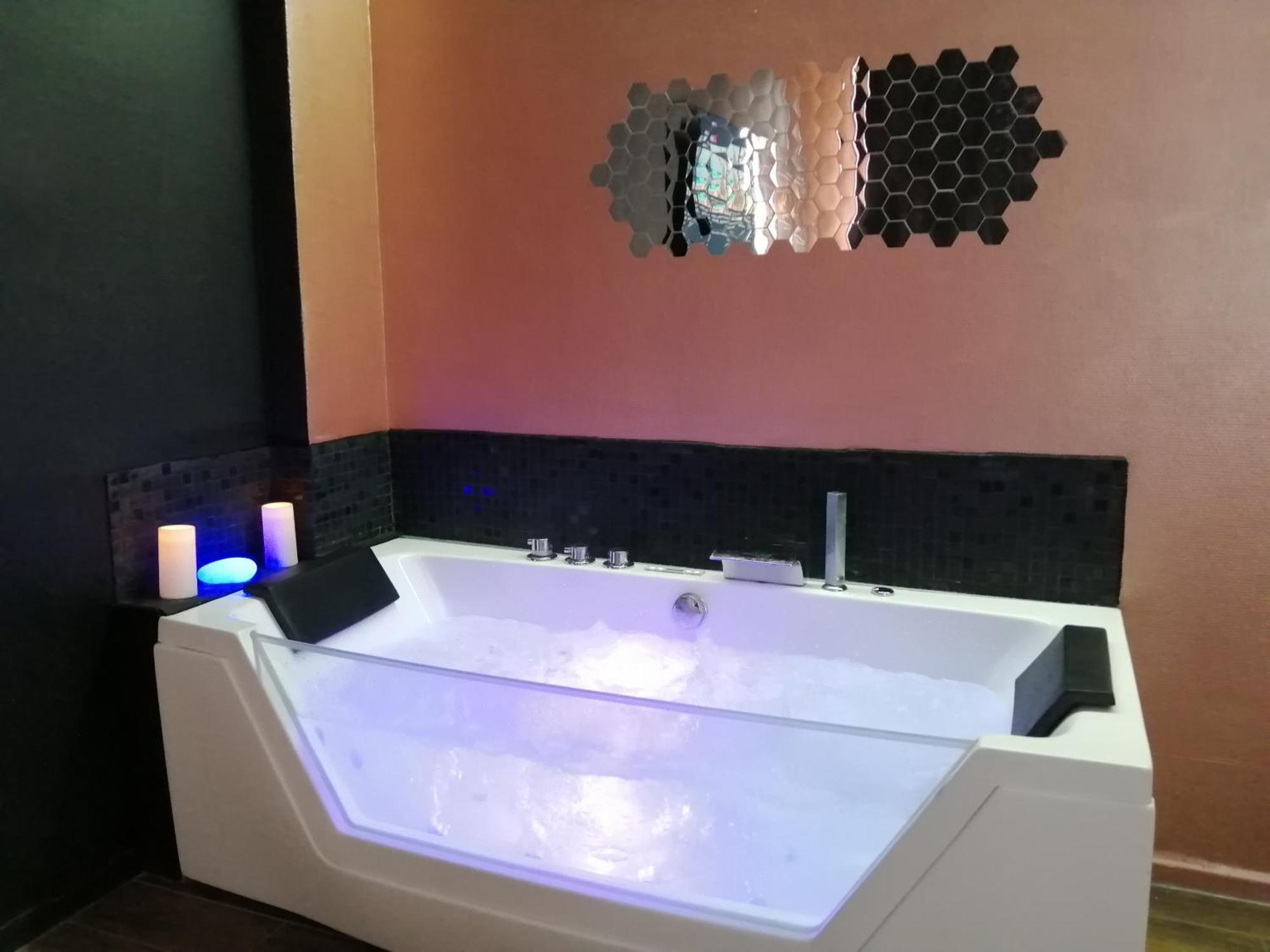 Appartement Avec Balneo Et Sauna Privatif - Le Rose Cuivre トロワ エクステリア 写真